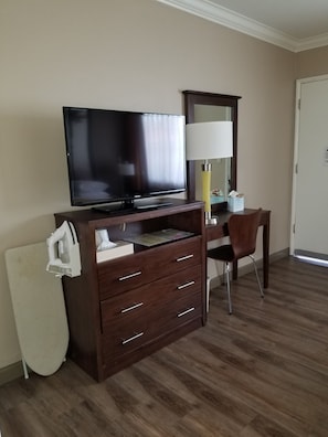 Room, 1 Queen Bed, Accessible, Non Smoking (Mobility) | In-room safe, desk, soundproofing, iron/ironing board
