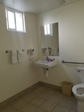 Room, 1 King Bed, Accessible, Non Smoking (Mobility) | Bathroom | Towels, soap, shampoo, toilet paper