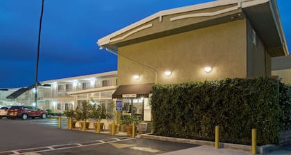 Super 8 by Wyndham Los Angeles-Culver City Area