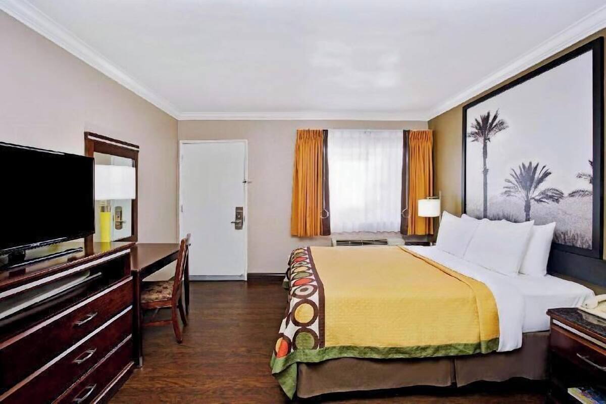 In-room safe, desk, soundproofing, iron/ironing board