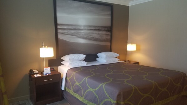 Standard Room, 1 King Bed, Non Smoking | In-room safe, desk, soundproofing, iron/ironing board
