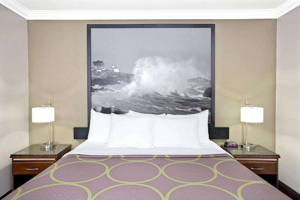 Super 8 by Wyndham Los Angeles-Culver City Area