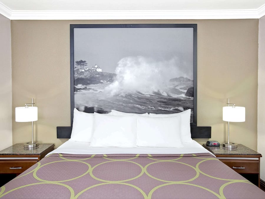 Quarto standard, 1 cama King, para não fumantes | Cofres nos quartos, escrivaninha, quartos à prova de som