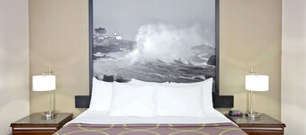 Super 8 by Wyndham Los Angeles-Culver City Area