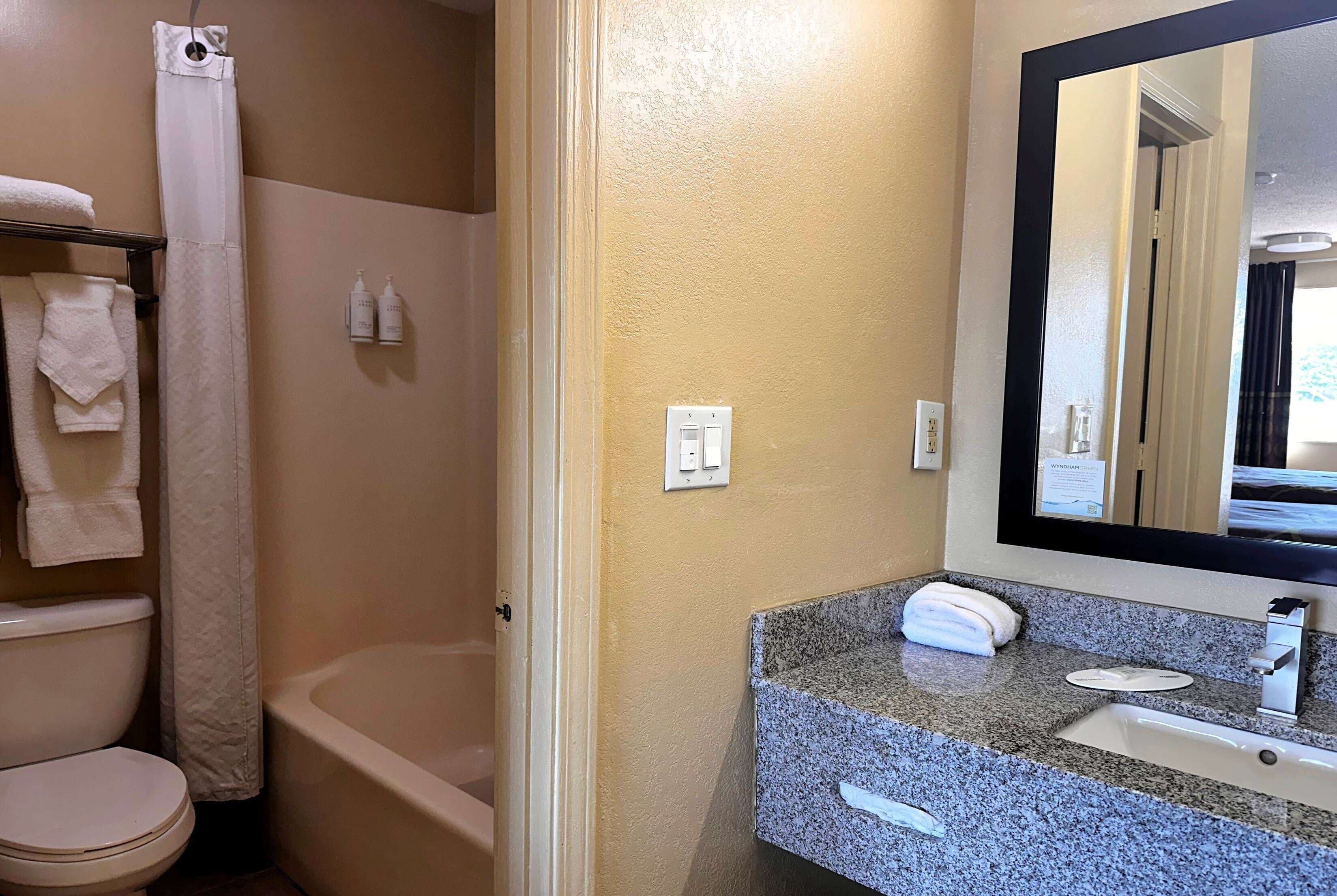Une salle de bain avec une baignoire, des toilettes et un lavabo.