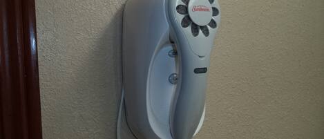 Un dispositivo montado en la pared con un ventilador circular y un panel de control, etiquetado 'Sunbeam'.