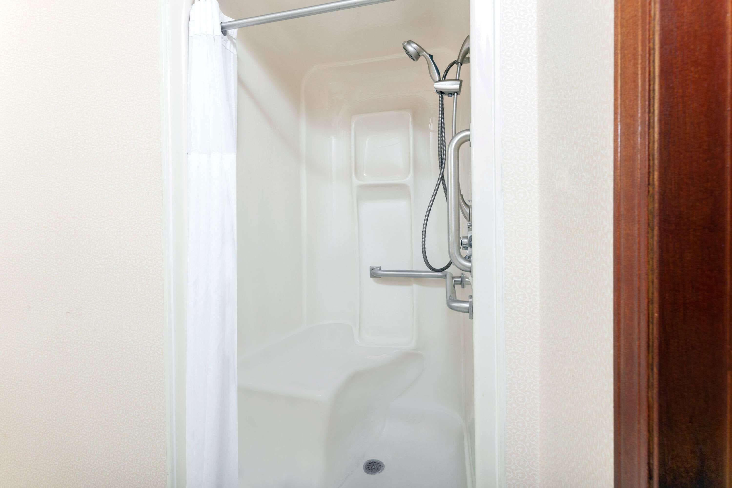 Combined shower/bathtub, free toiletries, hair dryer, towels