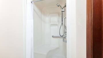 Combined shower/bathtub, free toiletries, hair dryer, towels
