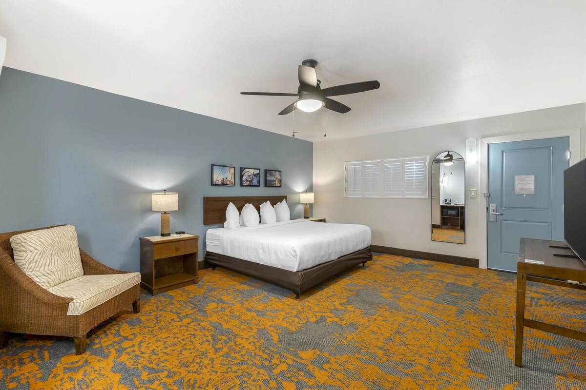 Premium bedding, pillowtop beds, desk, laptop workspace