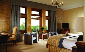 Kamar, 1 Tempat Tidur King, balkon, pemandangan kebun | Seprai premium, bantalan ekstra lembut, dan brankas