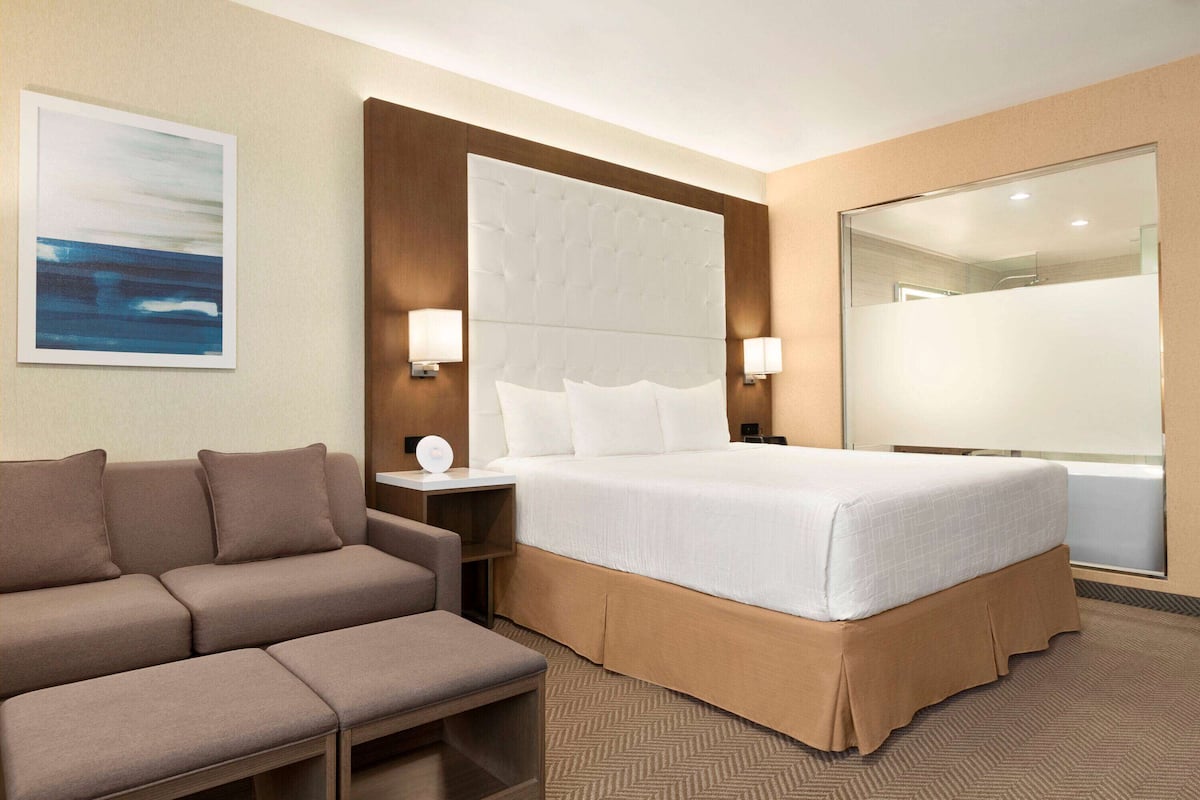 Down duvets, in-room safe, desk, iron/ironing board