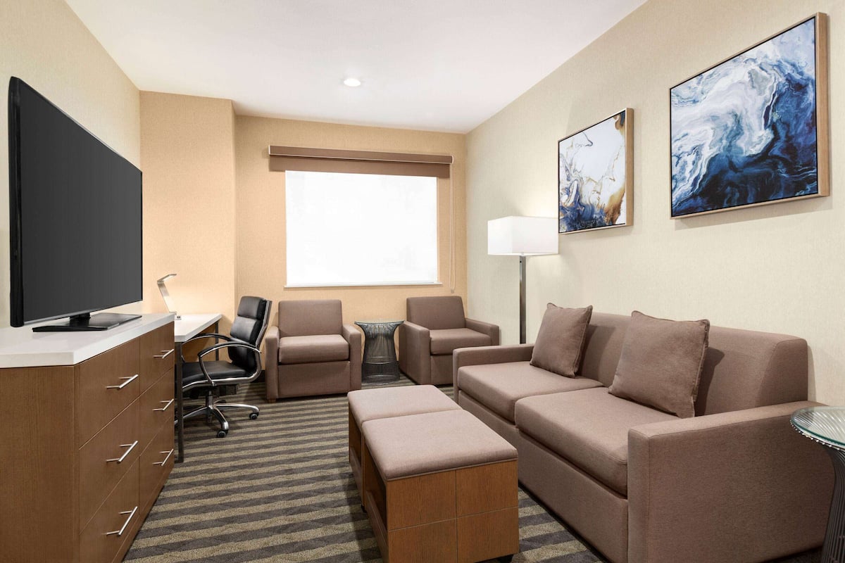 deluxe suite, 1 king bed | down duvets, in-room safe, desk, iron/ironing board