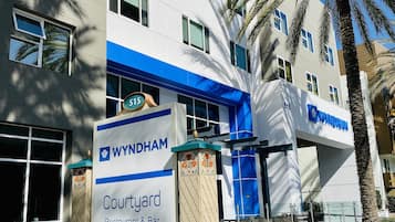 Vista frontal de la propiedad