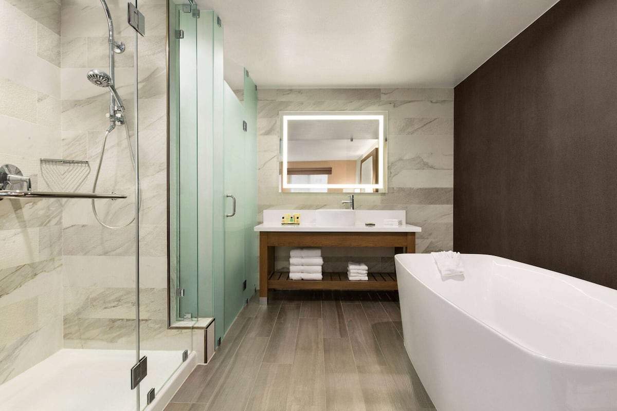 deluxe suite, 1 king bed | down duvets, in-room safe, desk, iron/ironing board