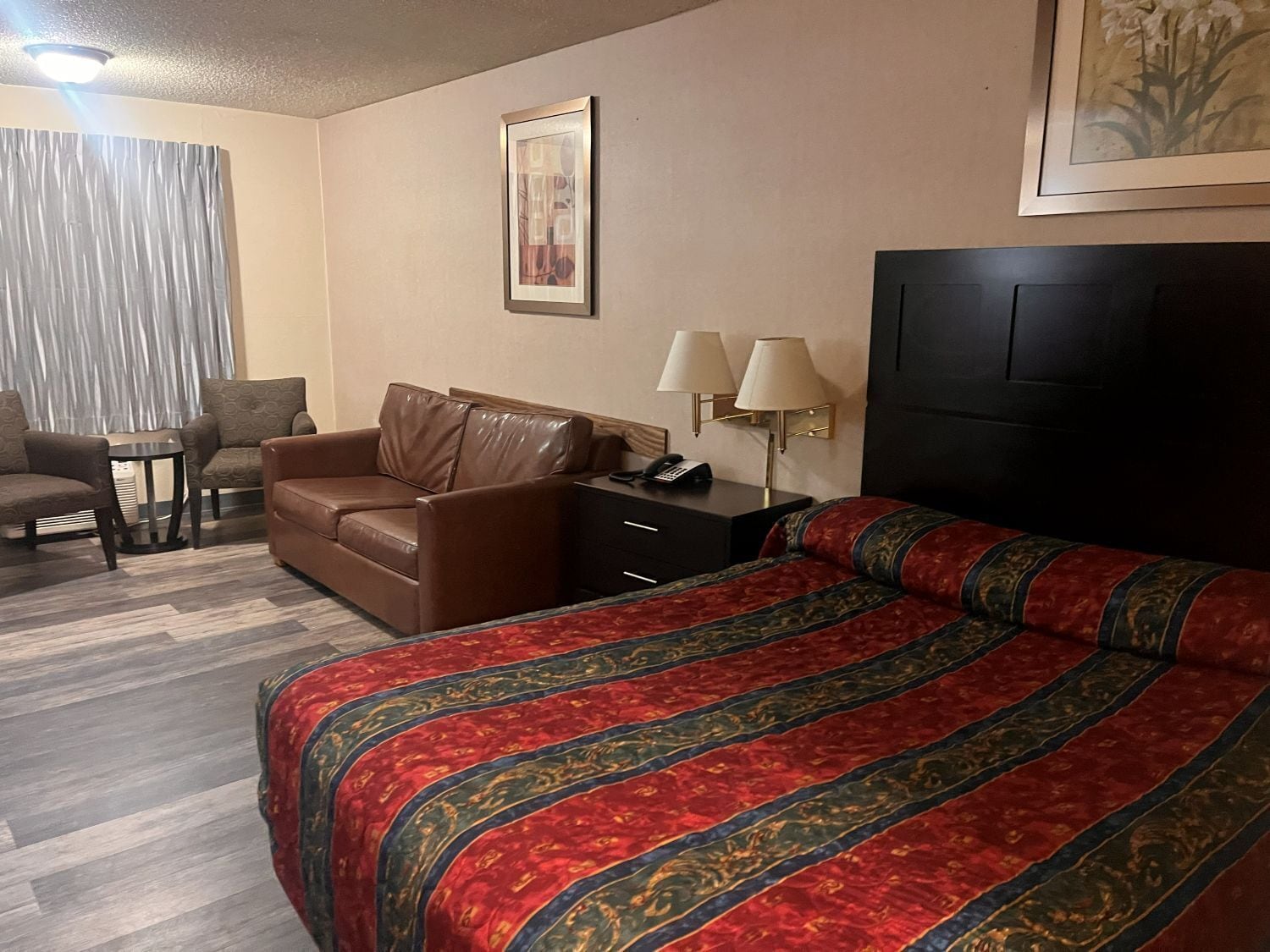 Habitación estándar, 1 cama Queen size, para no fumadores | Ropa de cama de alta calidad y decoración personalizada 