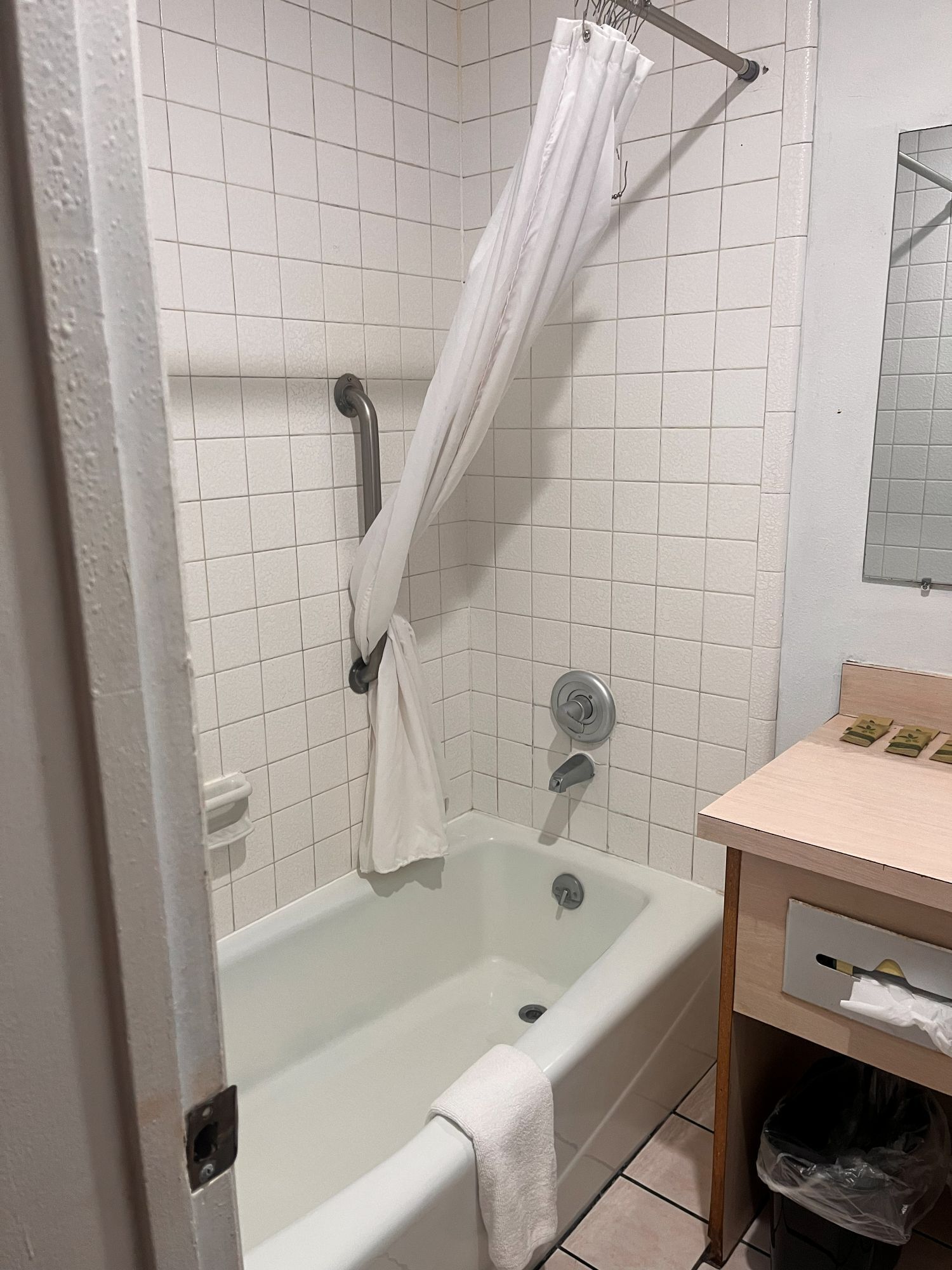 Duschwanne, kostenlose Toilettenartikel, Handtücher, Seife