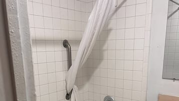 Duschwanne, kostenlose Toilettenartikel, Handtücher, Seife