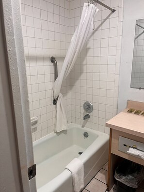 Combined shower/tub, free toiletries, towels, soap