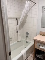 Bañera con ducha, artículos de tocador gratuitos, toallas, jabón