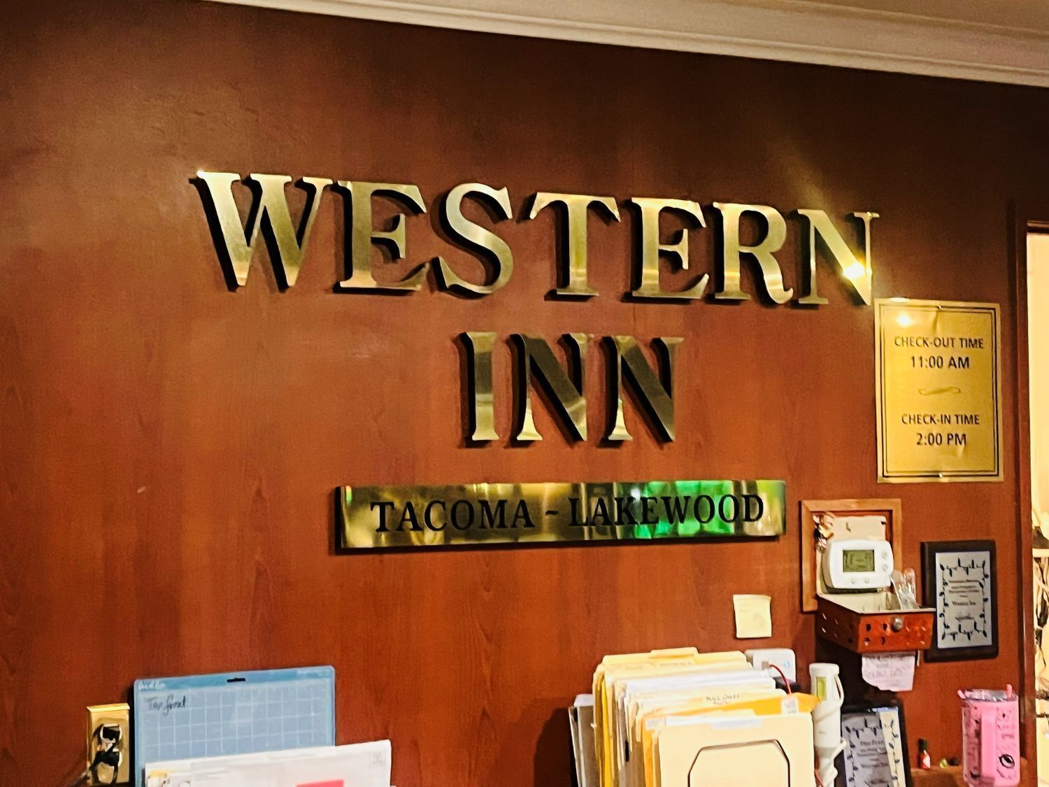 Un panneau indiquant un hôtel de style occidental, avec une heure de départ fixée à 11h00 et une heure d’arrivée fixée à 14h00.