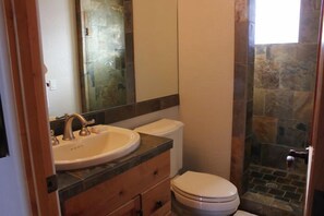 Three-bedroom home with loft | Bathroom | Free toiletries, hair dryer, towels