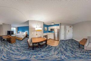 Studio, 1 Queen Bed with Sofa bed | Pillowtop beds, desk, laptop workspace, iron/ironing board