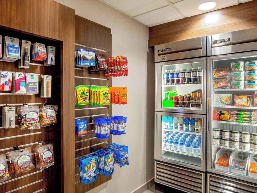 Un espacio autoservicio con aperitivos, bebidas y condimentos envasados.