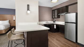 Estudio, 1 cama King size | Cocina privada | Refrigerador, microondas, parrilla de estufa y lavavajillas