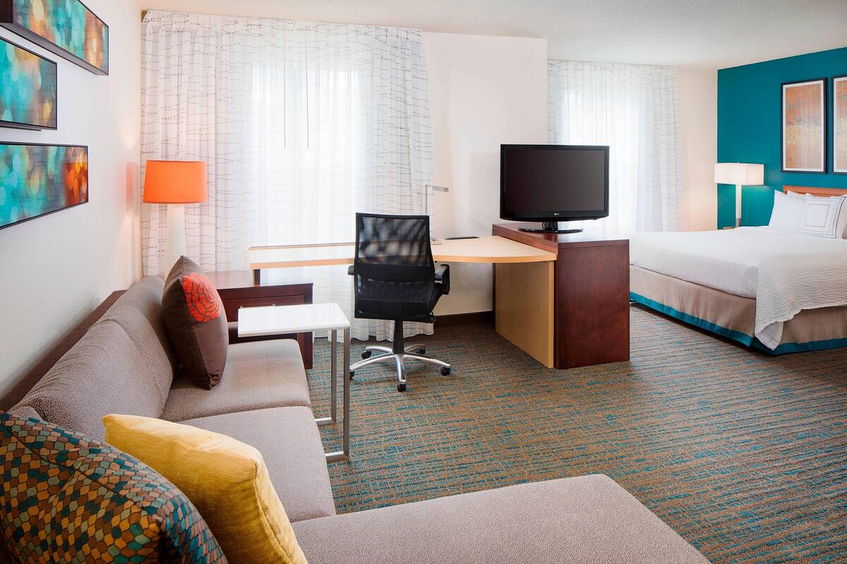 ピロートップベッド、デスク、ノートパソコン用作業  スペース、アイロン / アイロン台