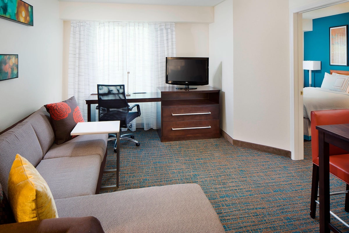 1 bedroom, pillowtop beds, individually decorated