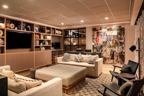 Lobby lounge