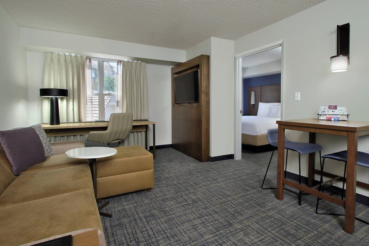 1 bedroom, premium bedding, desk, laptop workspace