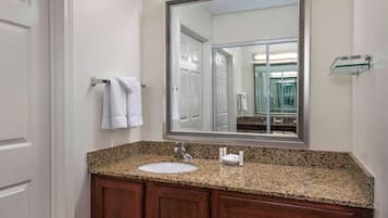 Combined shower/bathtub, free toiletries, hair dryer, towels