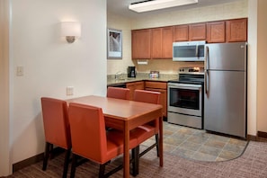 Suite, 1 Double Bed, Fireplace | Private kitchen | Fridge, microwave, oven, stovetop - Residence Inn Cranbury South Brunswick (Cranbury)
