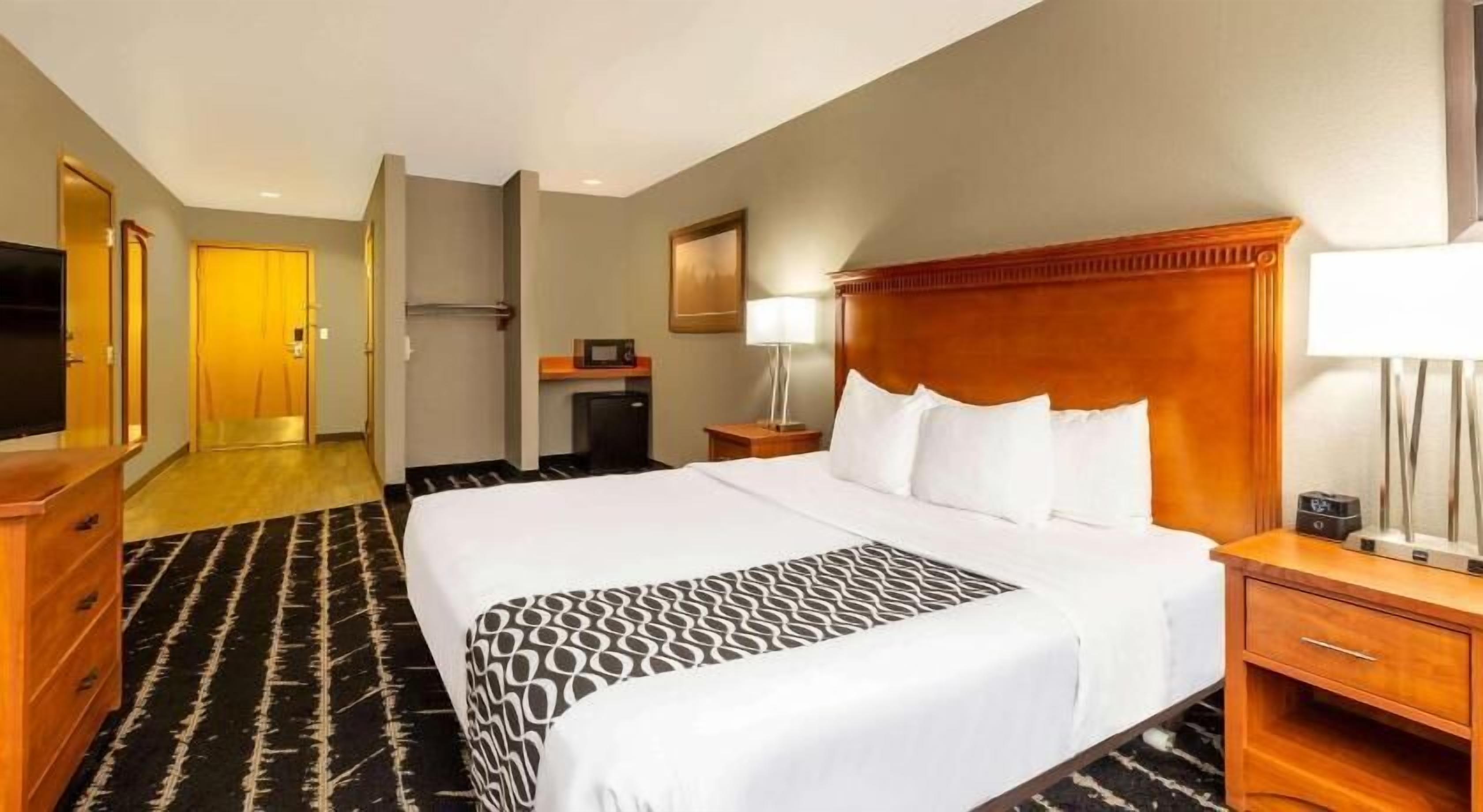Luxe beddengoed, een bureau, een laptopwerkplek