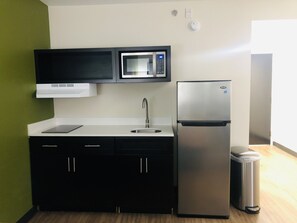 Zimmer, 2 Doppelbetten, Nichtraucher (Efficiency) | Eigene Küche | Mini-Kühlschrank, Mikrowelle, Wasserkocher mit Kaffee-/Teezubehör
