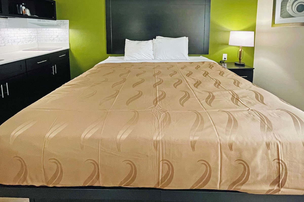 Schreibtisch, Bügeleisen/Bügelbrett, kostenlose Babybetten