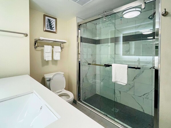 Free toiletries, hair dryer, towels - Quality Inn & Suites Lake Charles South (Lake Charles)