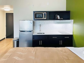 Desk, iron/ironing board, free cribs/infant beds, free rollaway beds - Quality Inn & Suites Lake Charles South (Lake Charles)