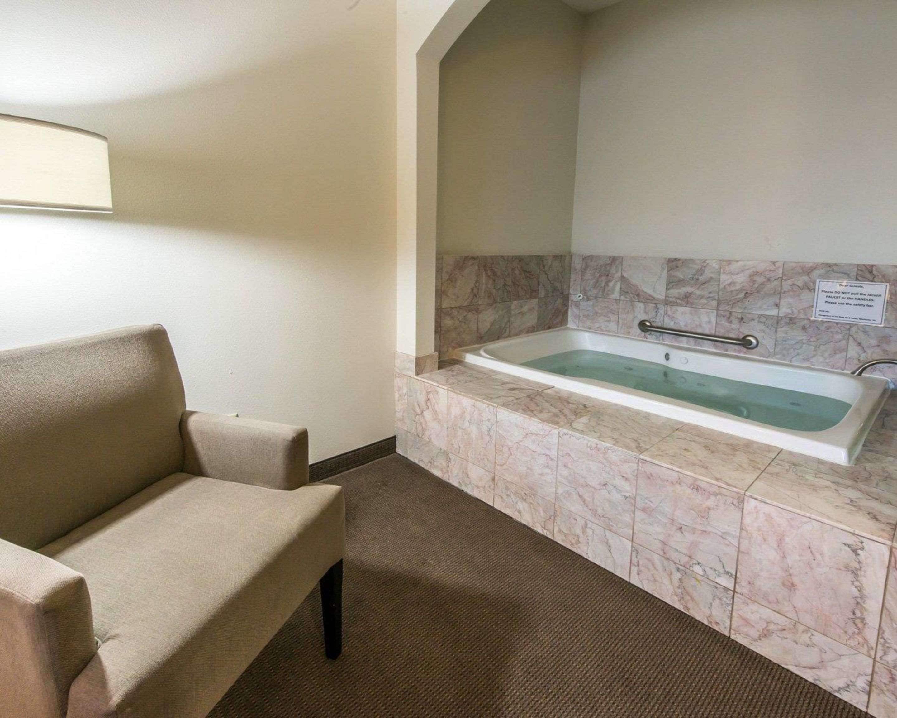 standard room, 1 king bed, hot tub | hypo-allergenic bedding, down duvets, desk, iron/ironing board