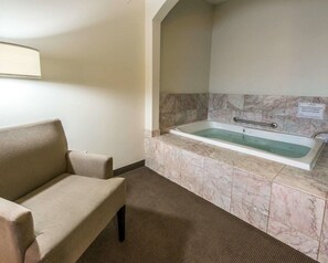 ملاءات للفراش لا تسبب الحساسية وألحفة محشوة بالريش ومكتب ومكواة/لوح كي