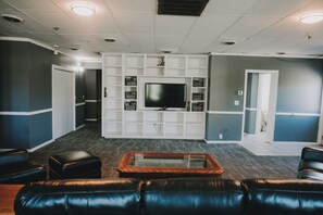 Suite | Living area | 32-inch flat-screen TV with cable channels, TV