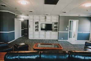 Suite | Living area | 32-inch flat-screen TV with cable channels, TV