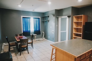 Suite | Private kitchen | Microwave, freezer