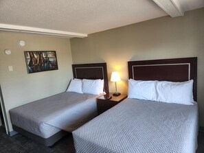 1 habitación, escritorio y espacio para trabajar con laptop 