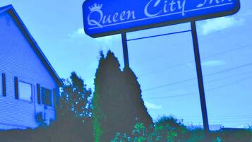 A sign for Queen City Inn.
