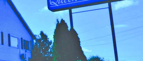 A sign for Queen City Inn.