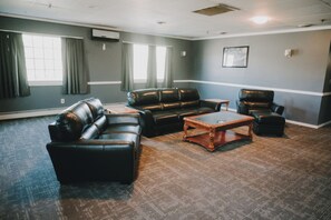 Suite | Living area | 32-inch flat-screen TV with cable channels, TV