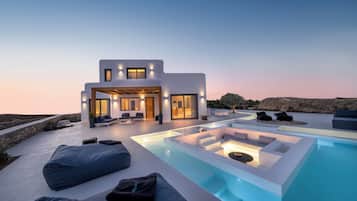 Delia Pool Retreat External Villa (Located 4km away from the hotel) | 4 quartos, frigobar, cofres nos quartos, individualmente decorados
