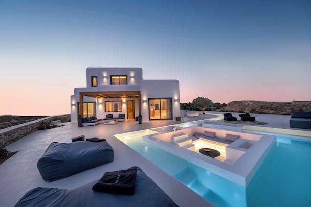 Where to stay in Mykonos: My personal tips on neighborhoods (Chora, Psarou, Ornos, Elia), safety, transport, and booking.